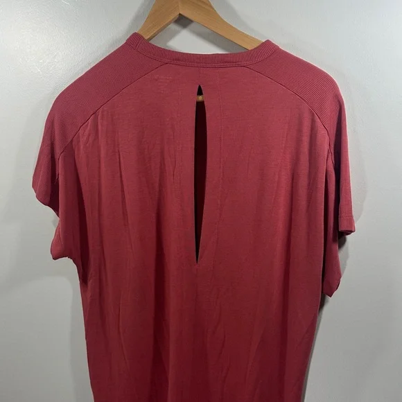 Old Navy Active Woman's Ultralite Go-Dry Maroon Red Open Back Workout Tee XS - Picture 5 of 8